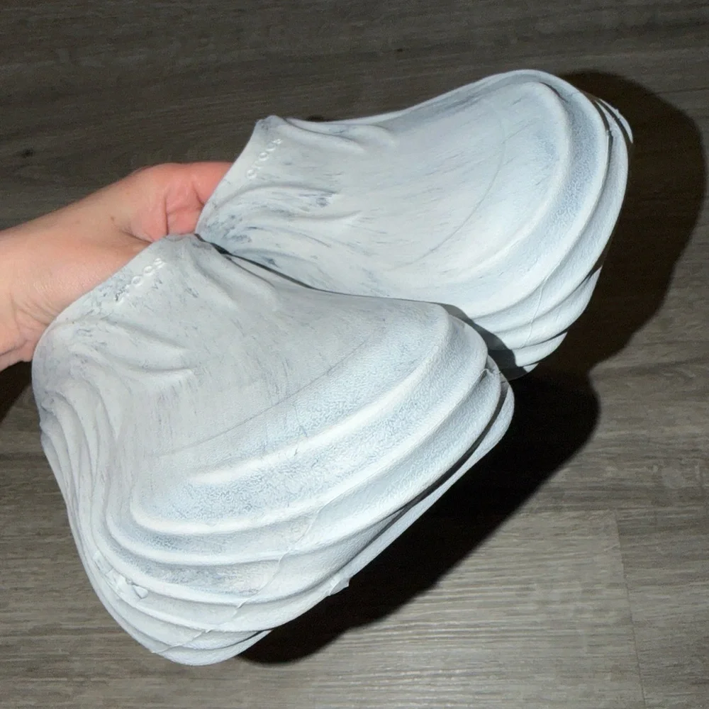 Crocs Echo Wave Marbled White Clogs